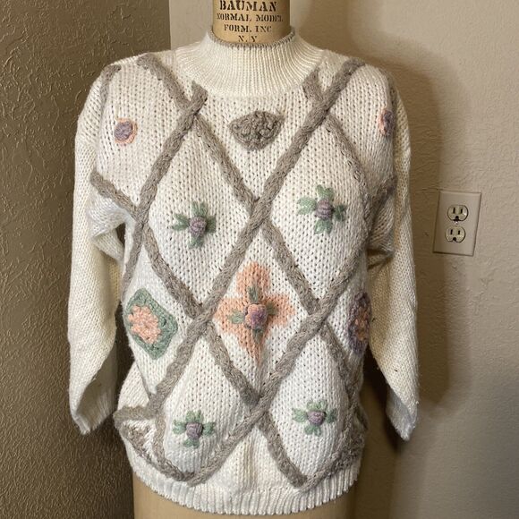 Huntington Ridge Vintage Sweater, Cream with Flowers Size Medium - Picture 1 of 6
